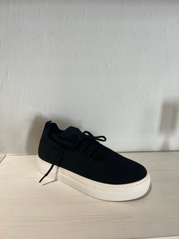 Knit trainer